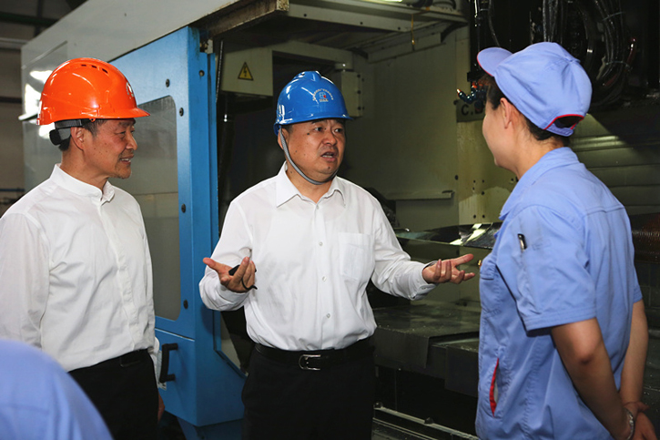 郝鹏与贝斯特集团一线出产人员深刻互换